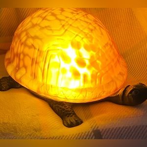 Beautiful Turtle Lamp & 4pk of new replacement bulbs